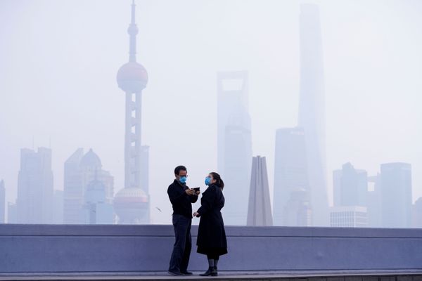 Viral Trend Amid Viral Outbreak: Travellers Take Pictures in Tourist Destinations Wearing Face Masks - Sputnik International