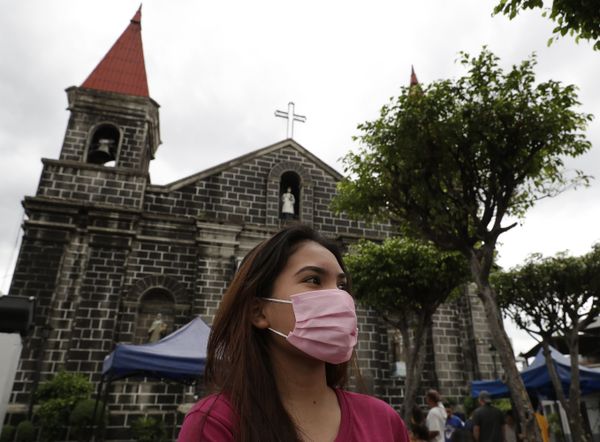 Viral Trend Amid Viral Outbreak: Travellers Take Pictures in Tourist Destinations Wearing Face Masks - Sputnik International