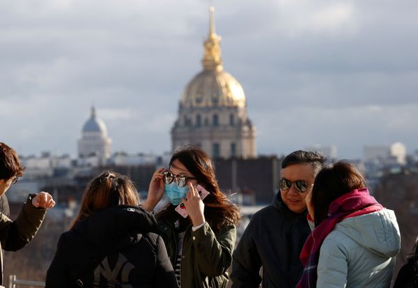 Viral Trend Amid Viral Outbreak: Travellers Take Pictures in Tourist Destinations Wearing Face Masks - Sputnik International