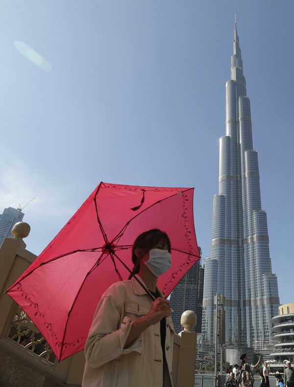 Viral Trend Amid Viral Outbreak: Travellers Take Pictures in Tourist Destinations Wearing Face Masks - Sputnik International