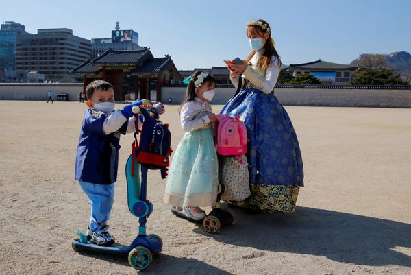 Viral Trend Amid Viral Outbreak: Travellers Take Pictures in Tourist Destinations Wearing Face Masks - Sputnik International