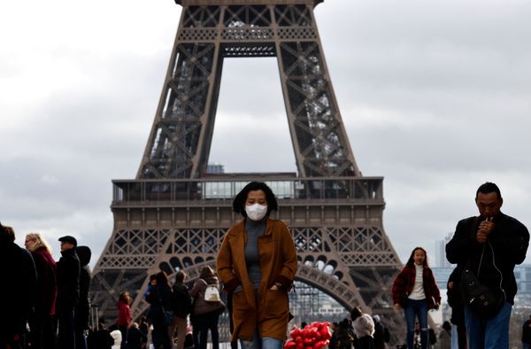 Viral Trend Amid Viral Outbreak: Travellers Take Pictures in Tourist Destinations Wearing Face Masks - Sputnik International