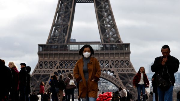 A woman wears a protective mask in light of the coronavirus outbreak in China as she walks at the Trocadero esplanade in front of the Eiffel Tower in Paris, France, February 1, 2020. A woman wears a protective mask in light of the coronavirus outbreak in China as she walks at the Trocadero esplanade in front of the Eiffel Tower in Paris, France, February 1, 2020. - Sputnik International