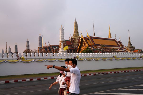 Viral Trend Amid Viral Outbreak: Travellers Take Pictures in Tourist Destinations Wearing Face Masks - Sputnik International