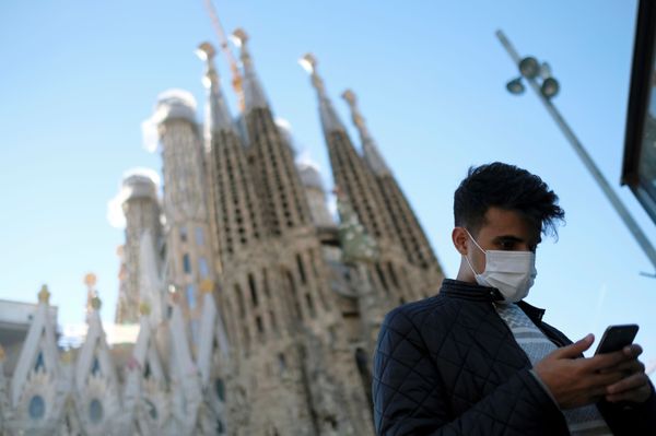 Viral Trend Amid Viral Outbreak: Travellers Take Pictures in Tourist Destinations Wearing Face Masks - Sputnik International