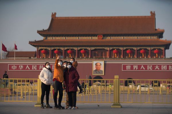 Viral Trend Amid Viral Outbreak: Travellers Take Pictures in Tourist Destinations Wearing Face Masks - Sputnik International