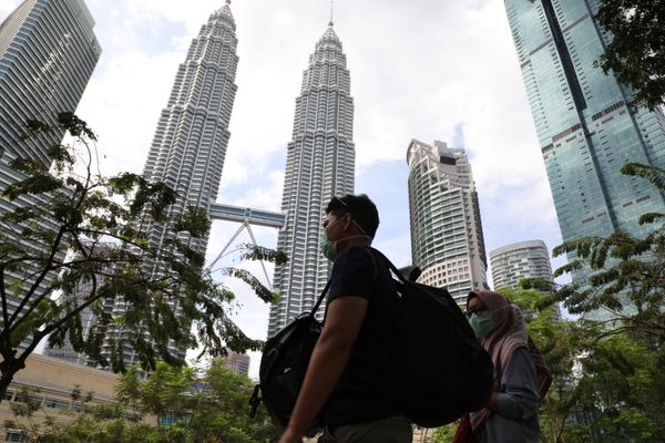 Viral Trend Amid Viral Outbreak: Travellers Take Pictures in Tourist Destinations Wearing Face Masks - Sputnik International