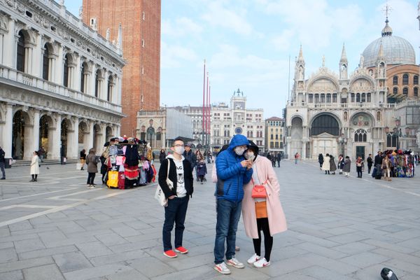 Viral Trend Amid Viral Outbreak: Travellers Take Pictures in Tourist Destinations Wearing Face Masks - Sputnik International