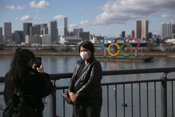 Viral Trend Amid Viral Outbreak: Travellers Take Pictures in Tourist Destinations Wearing Face Masks - Sputnik International