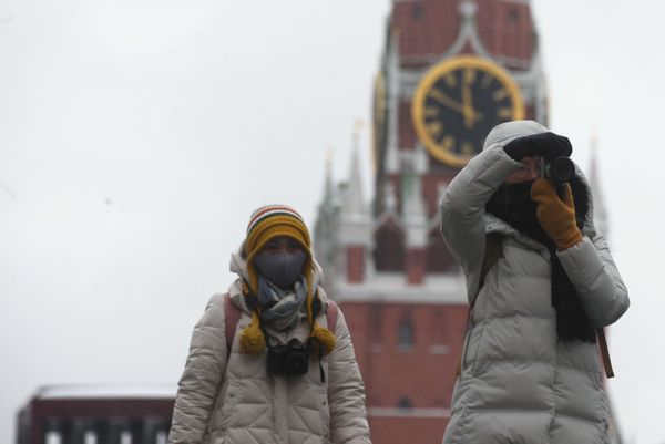 Viral Trend Amid Viral Outbreak: Travellers Take Pictures in Tourist Destinations Wearing Face Masks - Sputnik International