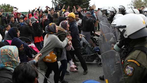 Refugees and migrants confront riot police during a demonstration outside the Kara Tepe camp, on the island of Lesbos, Greece, February 3, 2020 - Sputnik International