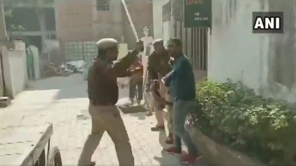 Police resort to lathi-charge & use water cannons on protestors who are demonstrating near Science college in Patna - Sputnik International