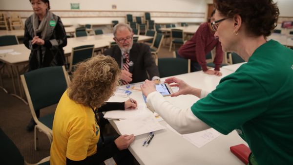 A precinct worker documents the process with her phone as Iowa Caucus precinct workers count  paper ballots after a Democratic presidential caucus at West Des Moines Christian Church in West Des Moines, Iowa, U.S., February 3, 2020 - Sputnik International