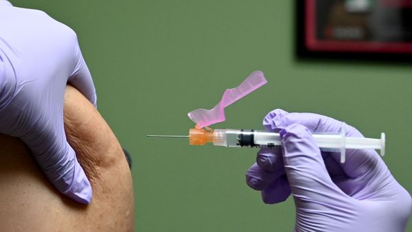A man gets a flu shot at a health facility in Washington, DC 31 January 2020. - The weekly US influenza surveillance report from the Centers for Disease Controle (CDC) reports that flu activity remains high in week 4, ending January 25, 2020 and increased over the past two weeks. The CDC estimates that so far this season there have been at least 19 million flu illnesses in the US, 180,000 hospitalizations and 10,000 deaths from flu. Flu vaccine effectiveness estimates are not available yet this season. - Sputnik International