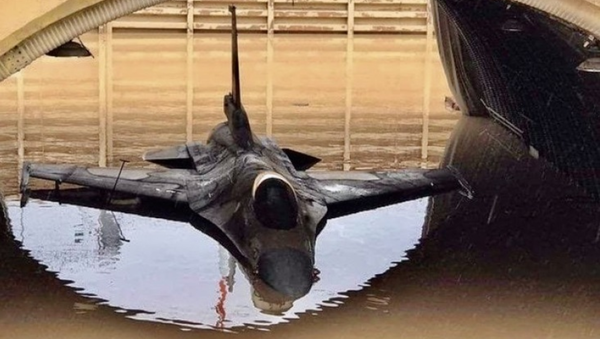 An Israeli Air Force F-16 Falcon sits in flood water after a downpour at Hatzor Air Base, January 9, 2020 - Sputnik International