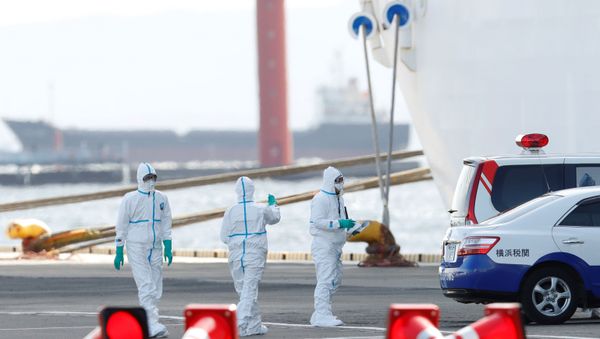Workers wearing protective gear at Daikoku Pier Cruise Terminal in Yokohama, south of Tokyo, Japan - Sputnik International