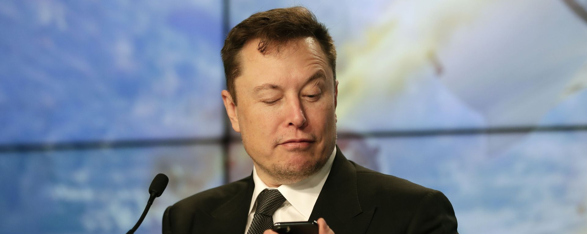 Elon Musk founder, CEO, and chief engineer/designer of SpaceX jokes with reporters as he pretends to be searching for an answer to a question on a cell phone during a news conference after a Falcon 9 SpaceX rocket test flight to demonstrate the capsule's emergency escape system at the Kennedy Space Center in Cape Canaveral, Fla., Sunday, Jan. 19, 2020. Elon Musk founder, CEO, and chief engineer/designer of SpaceX jokes with reporters as he pretends to be searching for an answer to a question on a cell phone during a news conference after a Falcon 9 SpaceX rocket test flight to demonstrate the capsule's emergency escape system at the Kennedy Space Center in Cape Canaveral, Fla., Sunday, Jan. 19, 2020. - Sputnik International, 1920, 24.02.2021