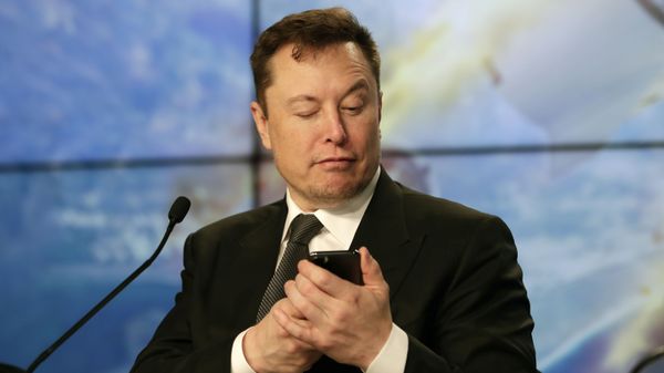 Elon Musk founder, CEO, and chief engineer/designer of SpaceX jokes with reporters as he pretends to be searching for an answer to a question on a cell phone during a news conference after a Falcon 9 SpaceX rocket test flight to demonstrate the capsule's emergency escape system at the Kennedy Space Center in Cape Canaveral, Fla., Sunday, Jan. 19, 2020. Elon Musk founder, CEO, and chief engineer/designer of SpaceX jokes with reporters as he pretends to be searching for an answer to a question on a cell phone during a news conference after a Falcon 9 SpaceX rocket test flight to demonstrate the capsule's emergency escape system at the Kennedy Space Center in Cape Canaveral, Fla., Sunday, Jan. 19, 2020. - Sputnik International