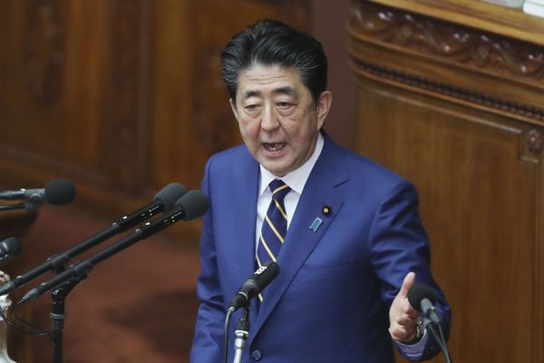 Japan's Abe Back to Work Amid Ongoing Health Rumours - Sputnik International
