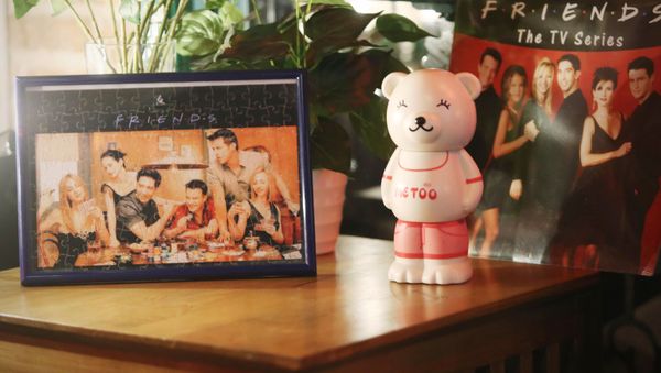 This photo taken on April 23, 2018 shows a puzzle with an image of the US television sitcom 'Friends' displayed on a table at the Central Perk coffee shop in Shanghai. - Millions of Chinese Friends fans are heartbroken after a video site pulled the US sitcom, beloved by millennials in China for its endearing young characters and as an English conversation resource - Sputnik International