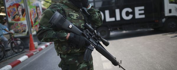 An Armed Thai Soldier Stands in Front of a Police Truck in Bangkok, Thailand - Sputnik International