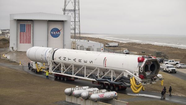 A Northrop Grumman Antares rocket is rolled out to Pad-0A - Sputnik International