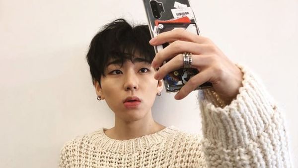 Zico poses as he takes a selfie. - Sputnik International