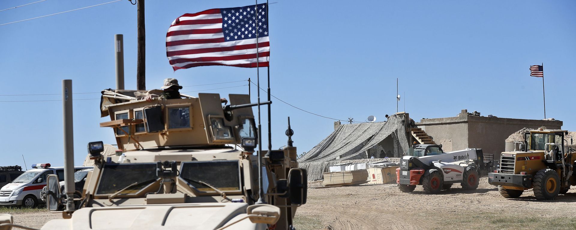A U.S. soldier, left, sits on an armored vehicle behind a sand barrier at a newly installed position near the tense front line between the U.S-backed Syrian Manbij Military Council and the Turkish-backed fighters, in Manbij, north Syria, Wednesday, April 4, 2018. A U.S. soldier, left, sits on an armored vehicle behind a sand barrier at a newly installed position near the tense front line between the U.S-backed Syrian Manbij Military Council and the Turkish-backed fighters, in Manbij, north Syria, Wednesday, April 4, 2018. - Sputnik International, 1920, 31.12.2023