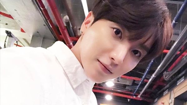 Leader of Super Junior Leetuek posing as he takes a selfie - Sputnik International