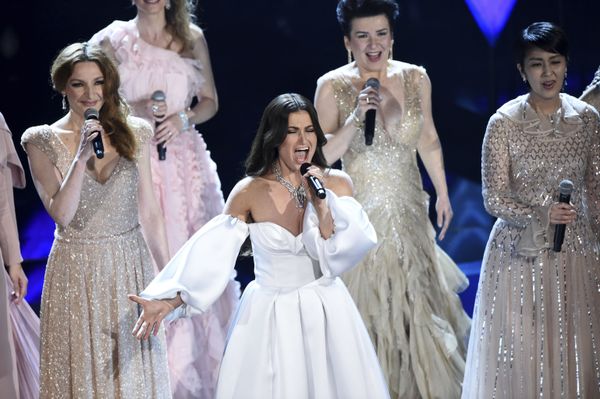 Idina Menzel, centre, performs with international voice actresses that play Elsa in the movie Frozen II at the Oscars on Sunday, 9 February 2020 at the Dolby Theatre in Los Angeles. - Sputnik International