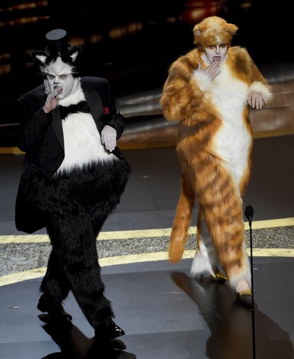 James Corden, left, and Rebel Wilson present the award for best visual effects at the Oscars on Sunday, 9 February 2020 at the Dolby Theatre in Los Angeles.  - Sputnik International