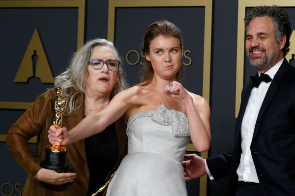 Carol Dysinger and Elena Andreicheva pose with the Oscar for Best Documentary Short Subject for Learning to Skateboard in a Warzone (If You’re a Girl) with presenter Mark Ruffalo in the photo room at the 92nd Academy Awards in Hollywood, Los Angeles, California on 9 February 2020.  - Sputnik International