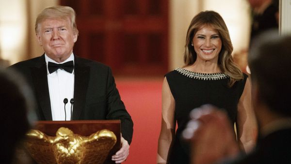 First lady Melania Trump smiles next to President Donald Trump as he arrives to speak at the Governors' Ball - Sputnik International