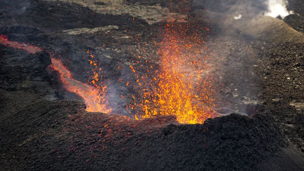 Lava erupts from the Piton de la Fournaise Peak of the Furnace volcano, on the southeastern corner of the Indian Ocean island of Reunion Saturday, Aug. 1, 2015 - Sputnik International