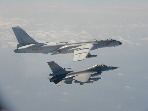 Photos: Missile-Armed Taiwanese Fighters Intercept Chinese H-6 Bombers Engaged in Drills Photos: Missile-Armed Taiwanese Fighters Intercept Chinese H-6 Bombers Engaged in Drills - Sputnik International