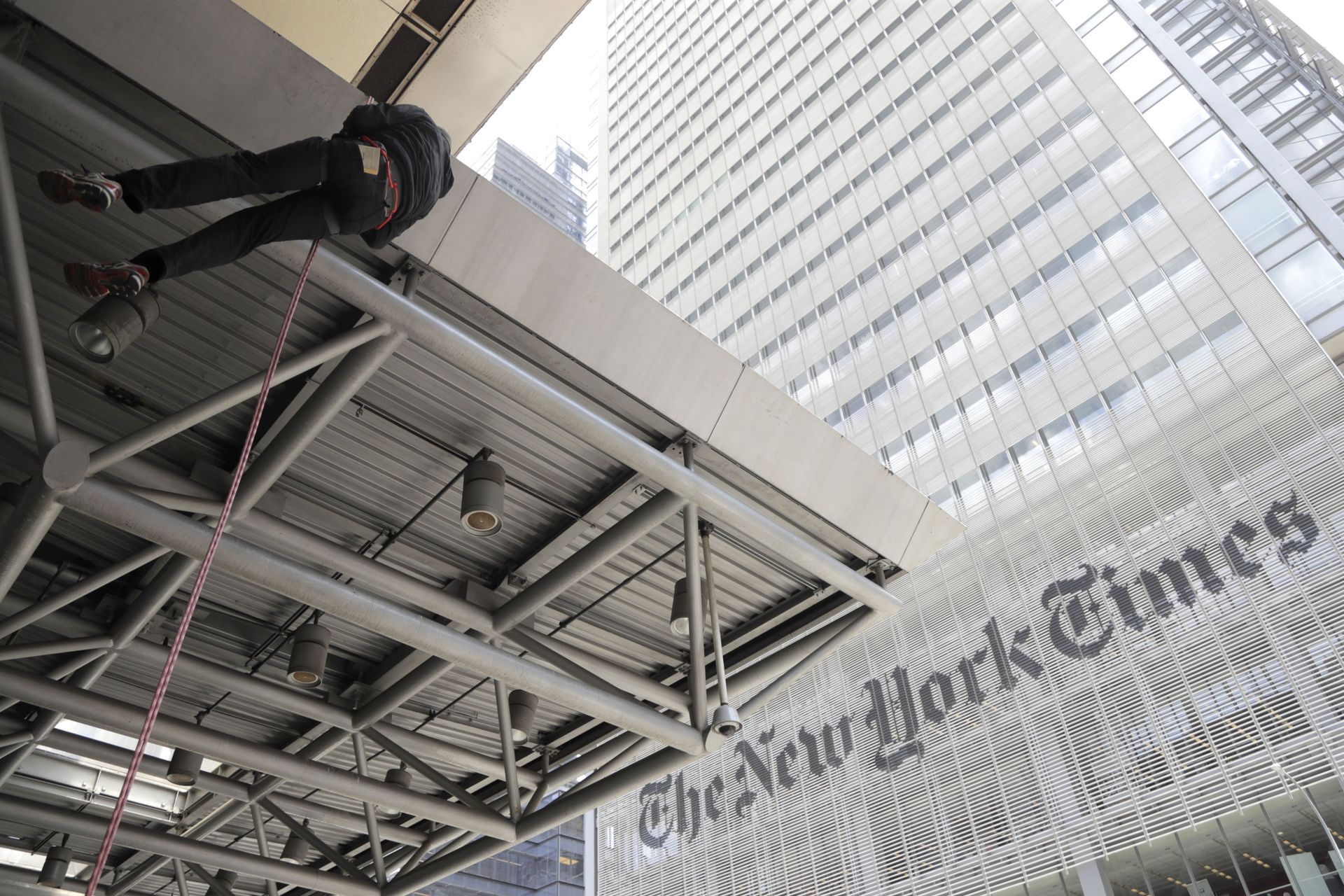 A man rappels down the side of the Port Authority Building after hanging a sign during a climate change rally outside of the New York Times building - Sputnik International, 1920, 19.07.2022