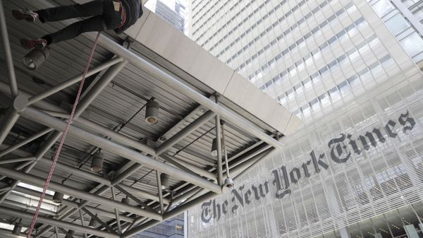 A man rappels down the side of the Port Authority Building after hanging a sign during a climate change rally outside of the New York Times building - Sputnik International