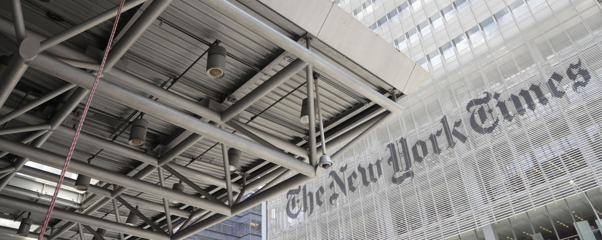 A man rappels down the side of the Port Authority Building after hanging a sign during a climate change rally outside of the New York Times building - Sputnik International, 1920, 22.03.2023