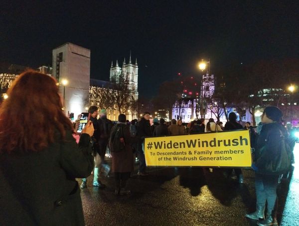 'No Charter Flights!': Demonstrators Denounce 'Racist' Deportations, Block Traffic Outside Number 10 - Sputnik International