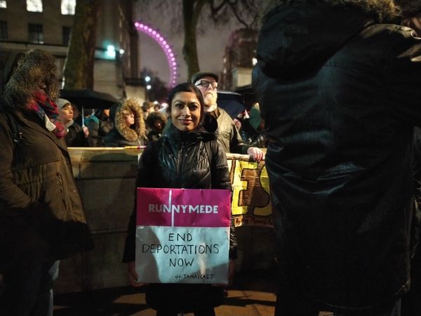 'No Charter Flights!': Demonstrators Denounce 'Racist' Deportations, Block Traffic Outside Number 10 - Sputnik International