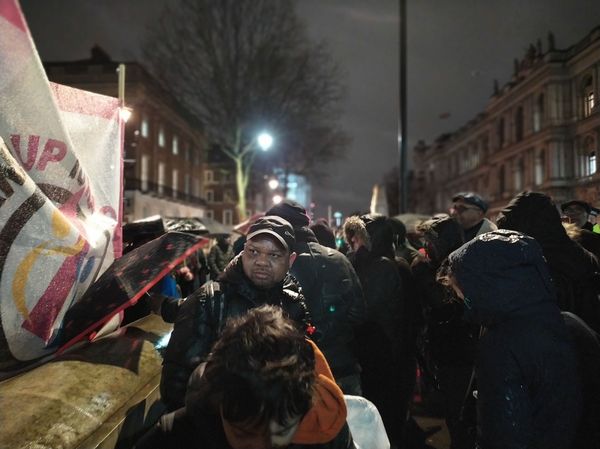 'No Charter Flights!': Demonstrators Denounce 'Racist' Deportations, Block Traffic Outside Number 10 - Sputnik International