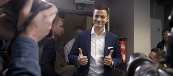 Far-right frontman and founder of Schild en Vrienden, Dries Van Langenhove gives the thumbs up as he arrives for a media conference of the far right Vlaams Belang Party in Brussels, Monday, May 27, 2019 Far-right frontman and founder of Schild en Vrienden, Dries Van Langenhove gives the thumbs up as he arrives for a media conference of the far right Vlaams Belang Party in Brussels, Monday, May 27, 2019 - Sputnik International