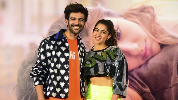 Bollywood actors Kartik Aaryan (L) and Sara Ali Khan (R) pose for photographs during the trailer launch of the upcoming romantic drama Hindi film 'Love Aaj Kal' in Mumbai on January 17, 2020 - Sputnik International