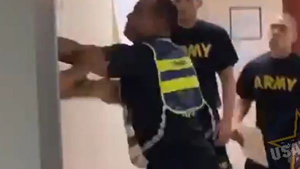 US Drill Sergeant Physically Assaults Recruit for Disparaging Comments - Sputnik International