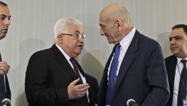 Palestinian President Mahmoud Abbas, left, speaks with former Israeli Prime Minister Ehud Olmert after a news conference in New York - Sputnik International