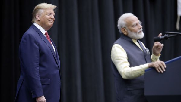 President Donald Trump listens as India Prime Minister Narendra Modi introduces him President Donald Trump listens as India Prime Minister Narendra Modi introduces him - Sputnik International