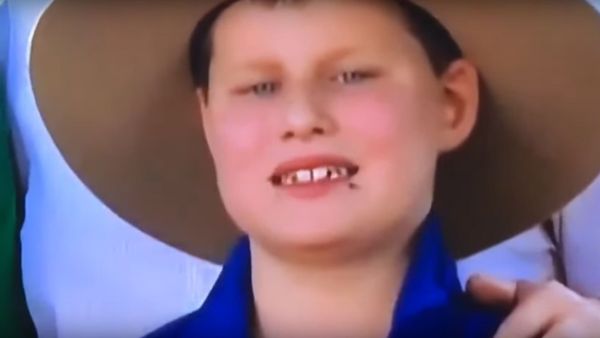 Kid eats two flies live on TV - Sputnik International