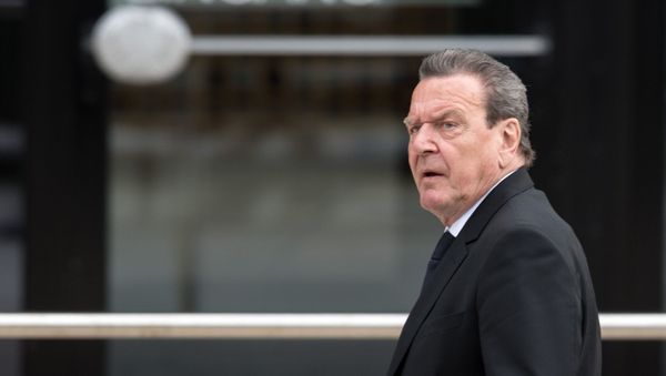 Former German Chancellor Gerhard Schroeder arrives  for a memorial service  held for late German foreign minister Hans-Dietrich Genscher in the former plenary hall of the German parliament in Bonn, Germany,  Sunday April 17, 2016 - Sputnik International