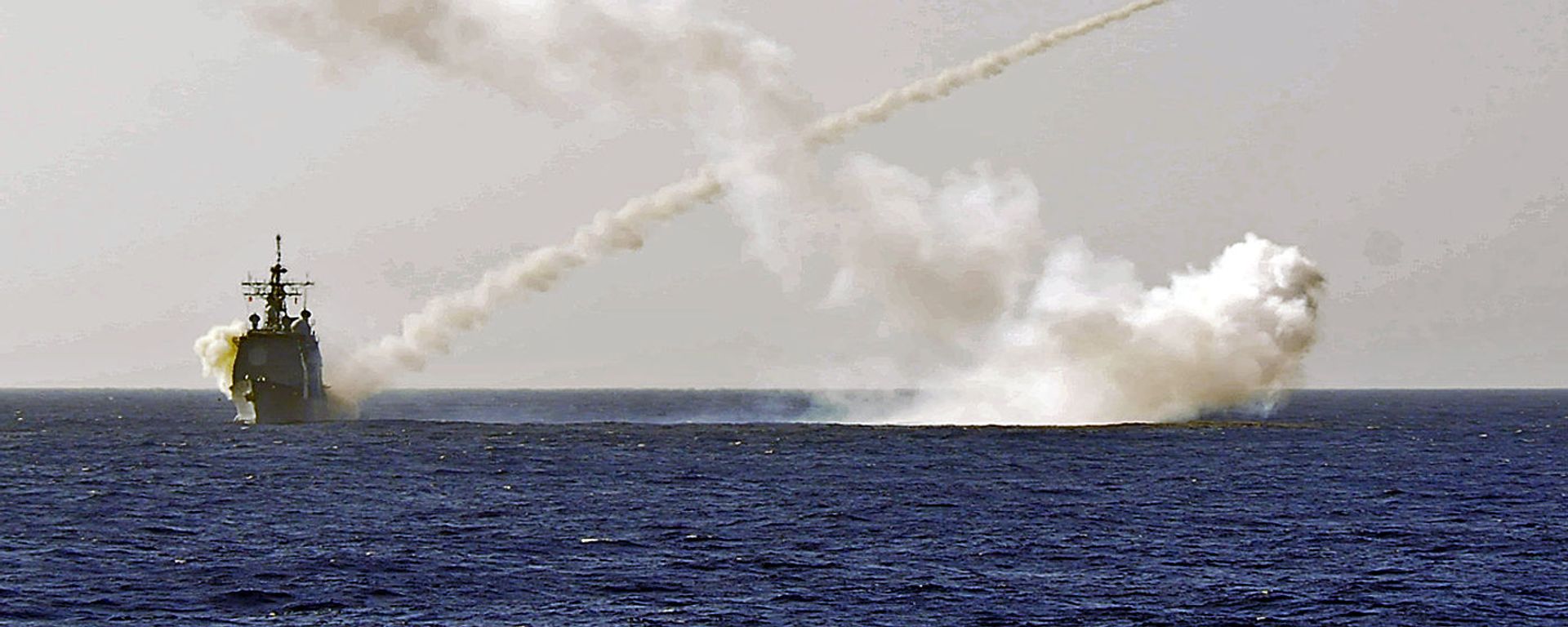 The guided-missile cruiser USS Gettysburg (CG 64) fires a Harpoon anti-ship missile at the ex-USNS Saturn during a sinking exercise. Gettysburg and other ships assigned to the George H.W. Bush Carrier Strike Group fired live ammunition at Saturn. - Sputnik International, 1920, 09.03.2024