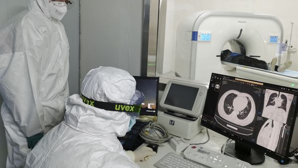 In this Sunday, Feb. 9, 2020, photo released by Xinhua News Agency, doctors scan a patient's lungs at Huoshenshan temporary hospital built for patients diagnosed with coronavirus in Wuhan in central China's Hubei province. Mainland China has reported another rise in cases of the new virus after a sharp decline the previous day, while the number of deaths grow over 900, with at least two more outside the country. (Gao Xiang/Xinhua via AP) - Sputnik International